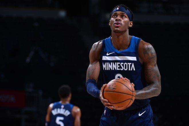 周琦篮下强攻 双手挂筐隔扣卡尔顿