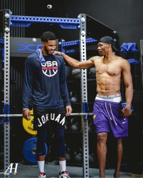 多伦多蓝鸟在 2015 年季后赛上演“甩棒之乱”，包提斯塔的三分炮将加拿大棒球热情推向巅峰